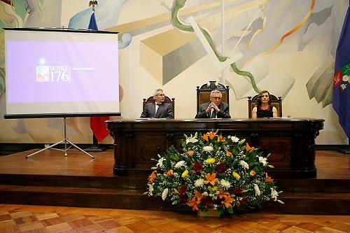 La ceremonia fue encabezada por el Rector Vivaldi junto a los integrantes de la mesa directiva del Senado Gonzalo Gutiérrez y Alejandra Bottinelli.