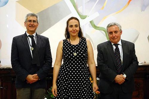 Senadora FAU, Rebeca Silva recibiendo su medalla de manos del Rector Ennio Vivaldi y del Vicepresidente del Senado Universitario, profesor Gonzalo Gu