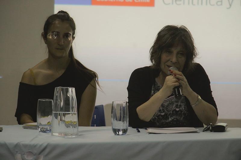 La Académica de la FACSO, María Emilia Tijoux, junto a la investigadora de la Escuela de Altos Estudios en Ciencias Sociales de París, Charlotte Grégoreski.