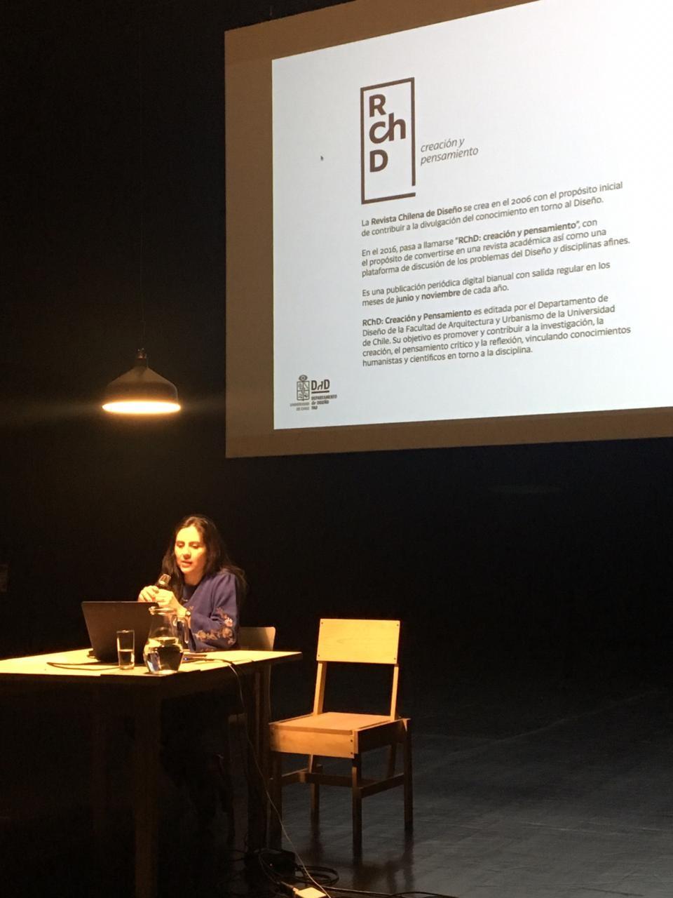 Profesora Andrea Wechsler presentando la "Revista Chilena de Diseño"