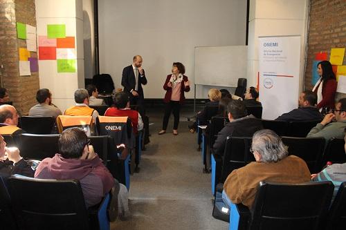 El Subdirector nacional de ONEMI, junto a la Directora de Postgrado FAU, profesora María Victoria Soto, fueron los encargados de cerrar el primer curso. 