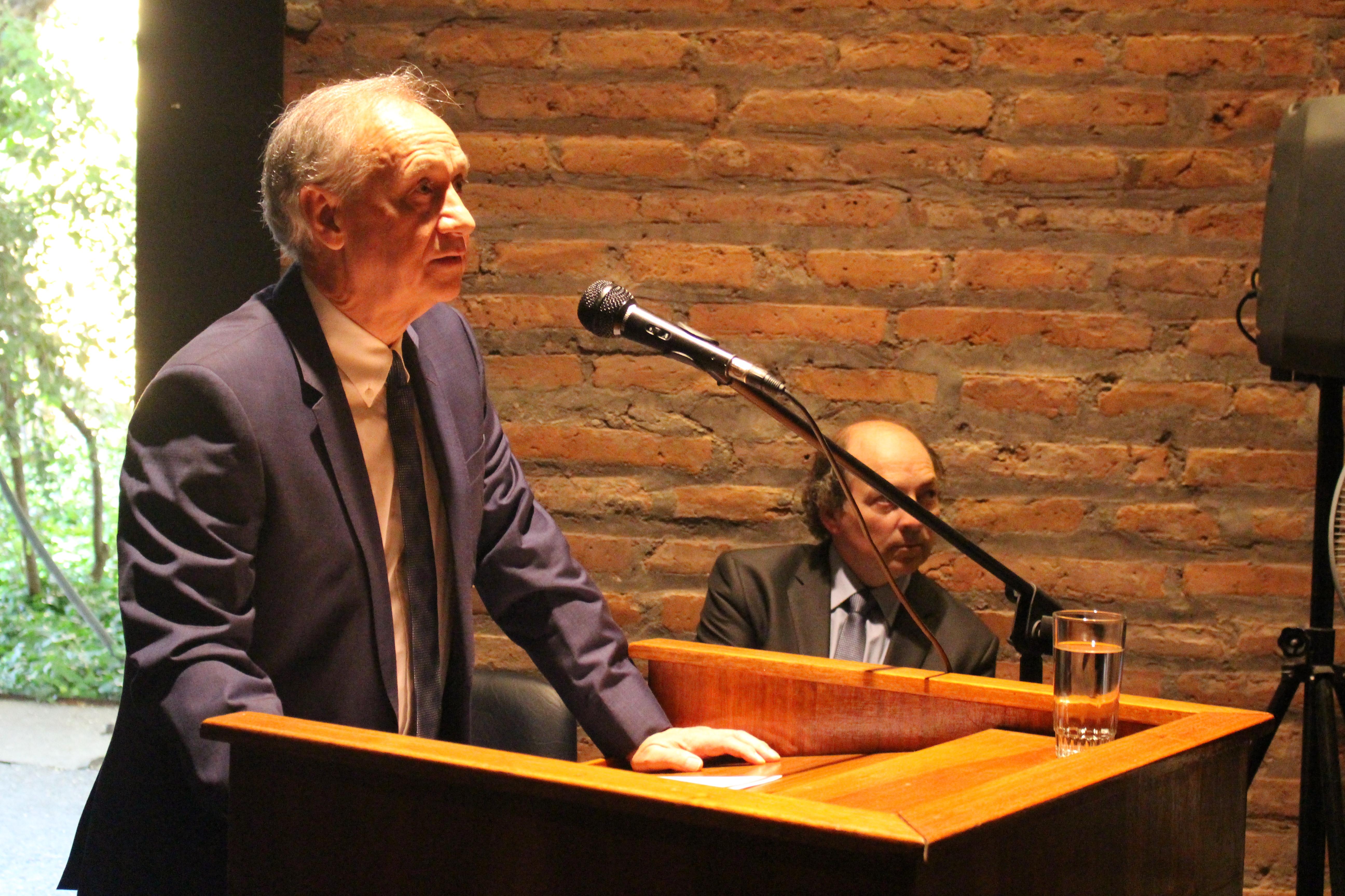 La ceremonia arrancó con palabras del Decano Manuel Amaya, quien hizo un recorrido por la historia de la Facultad y las disciplinas que la componen, proyectando también los desafíos que se avecinan.