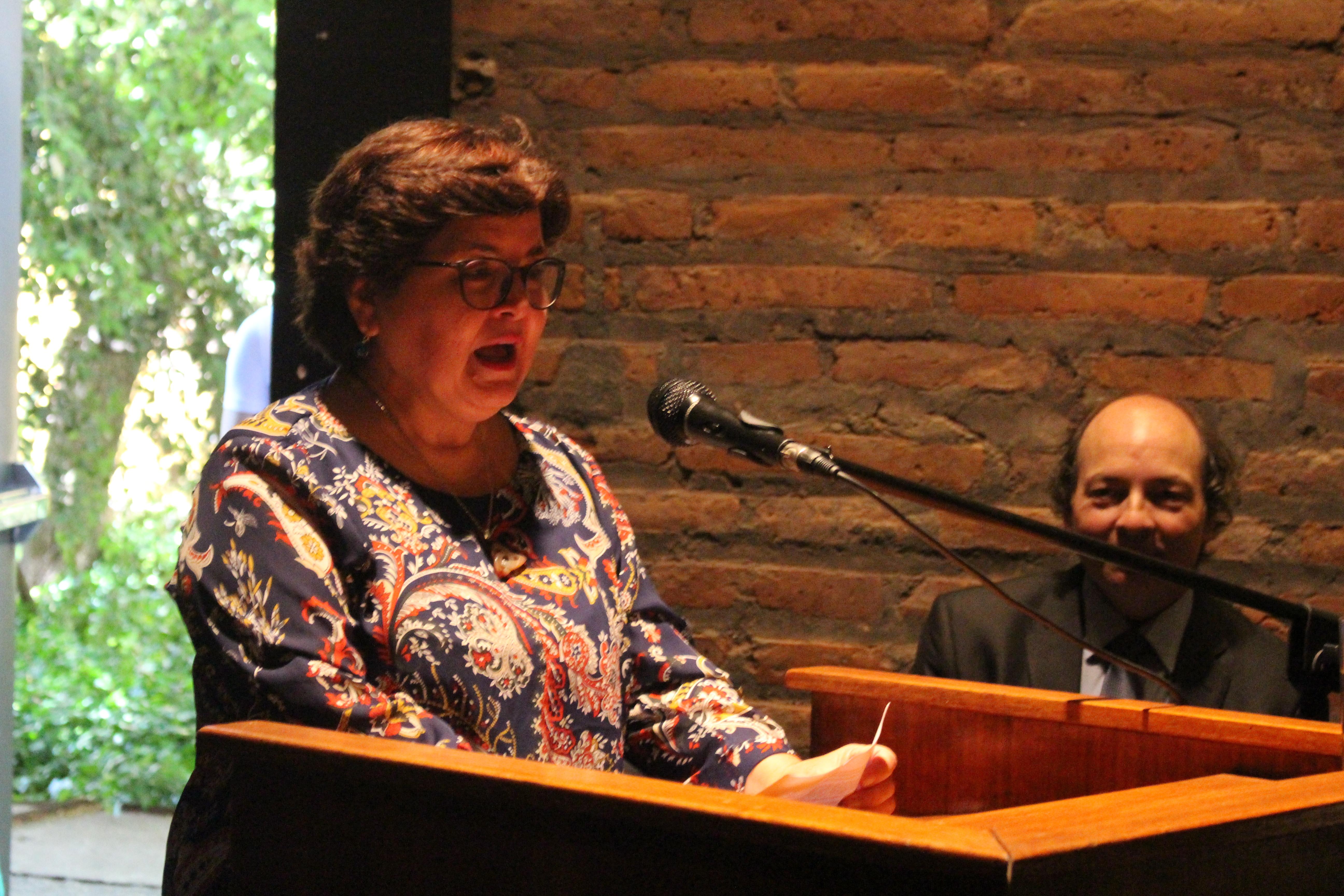 La funcionaria Yasmir Fariña, quien ofreció un discurso de agradecimiento en nombre del personal que se acogió a retiro voluntario.