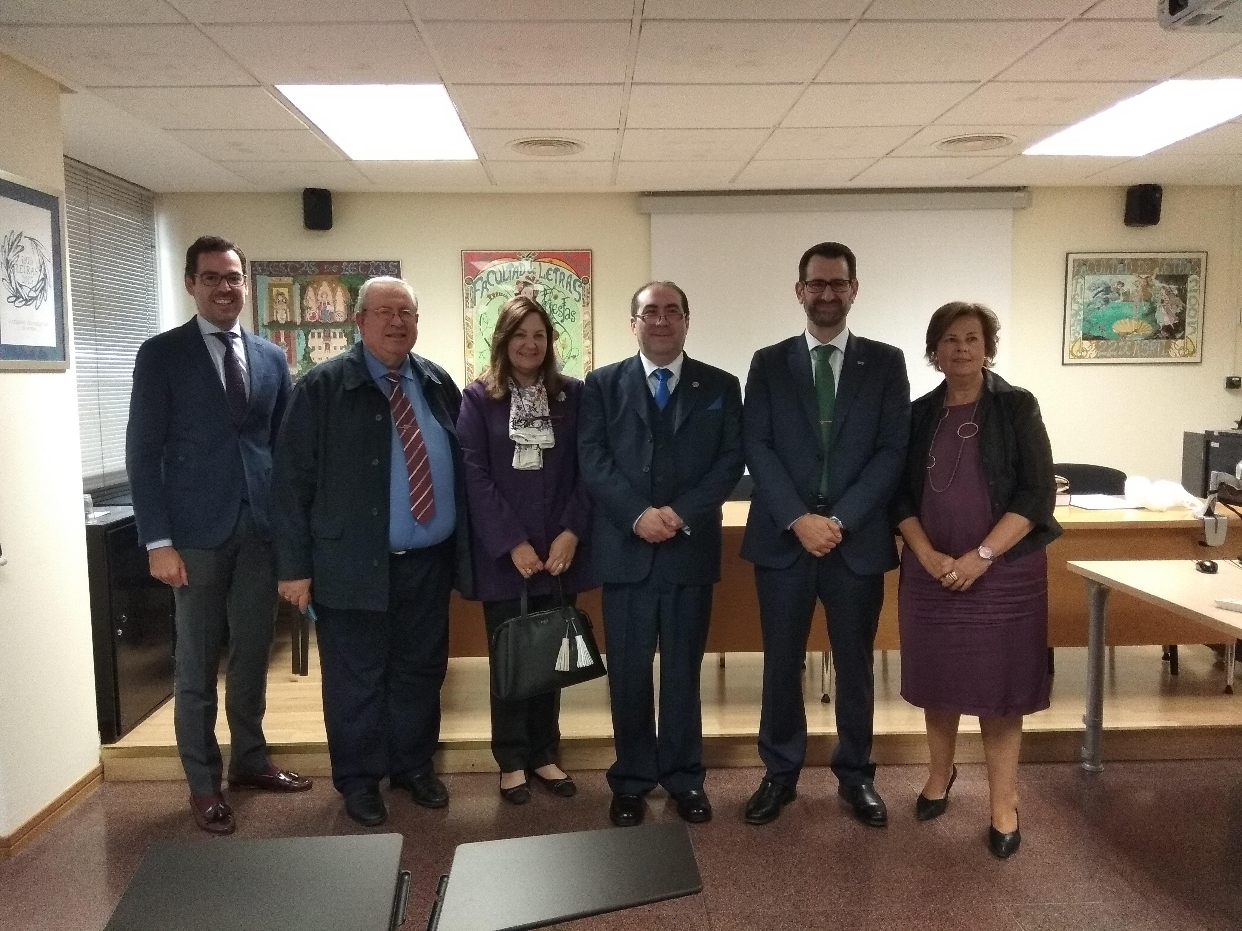 Acompañaro al académico José Bravo, la directora de la tesis, Encarnación Gil Meseguer, Profesora Titular del Depto. de Geografía de la Universidad de Murcia y el codirector, José María Gómez Espín.