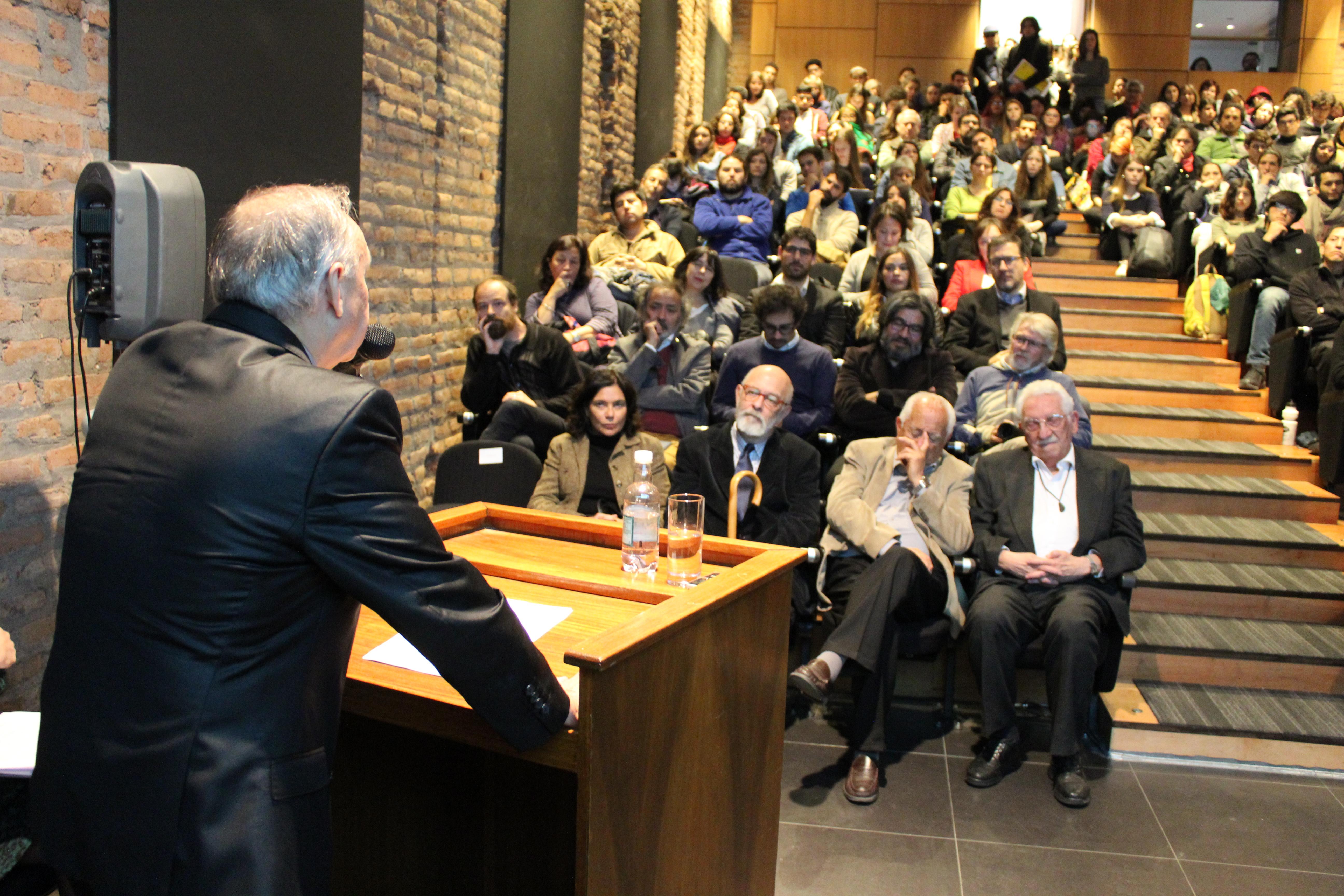 Ante un auditorio lleno se realizó el homenaje al Premio Nacional de Arquitectura.