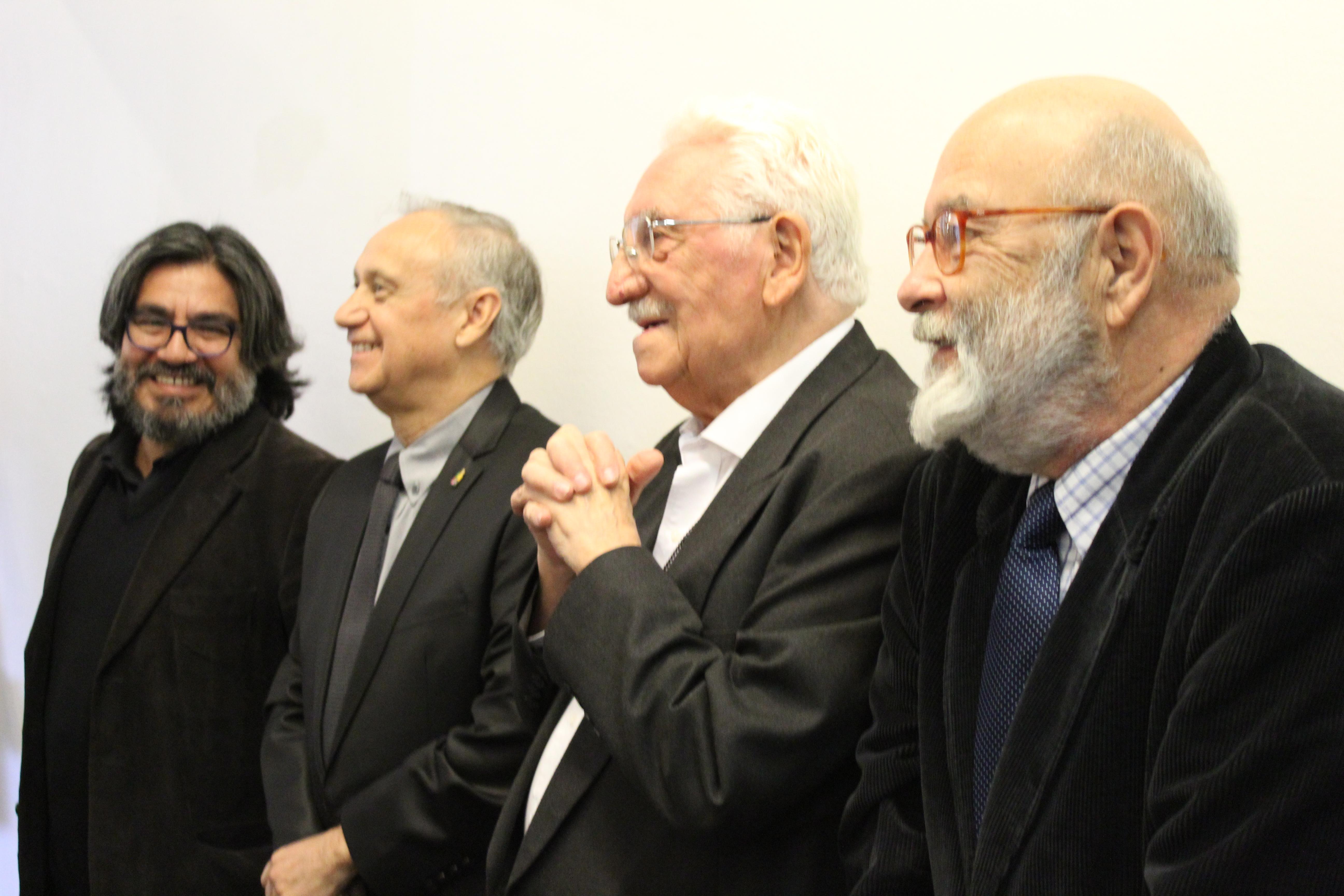 Previamente, se rindió un homenaje, a través del develamiento de una placa recordatoria, a los recientes nombrados Premios Nacionales: Miguel Lawner, Belisario Andrade y Enrique Aliste.