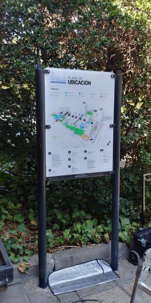 Los planos se instalaron en los accesos de Portugal y Marcoleta de la Facultad.