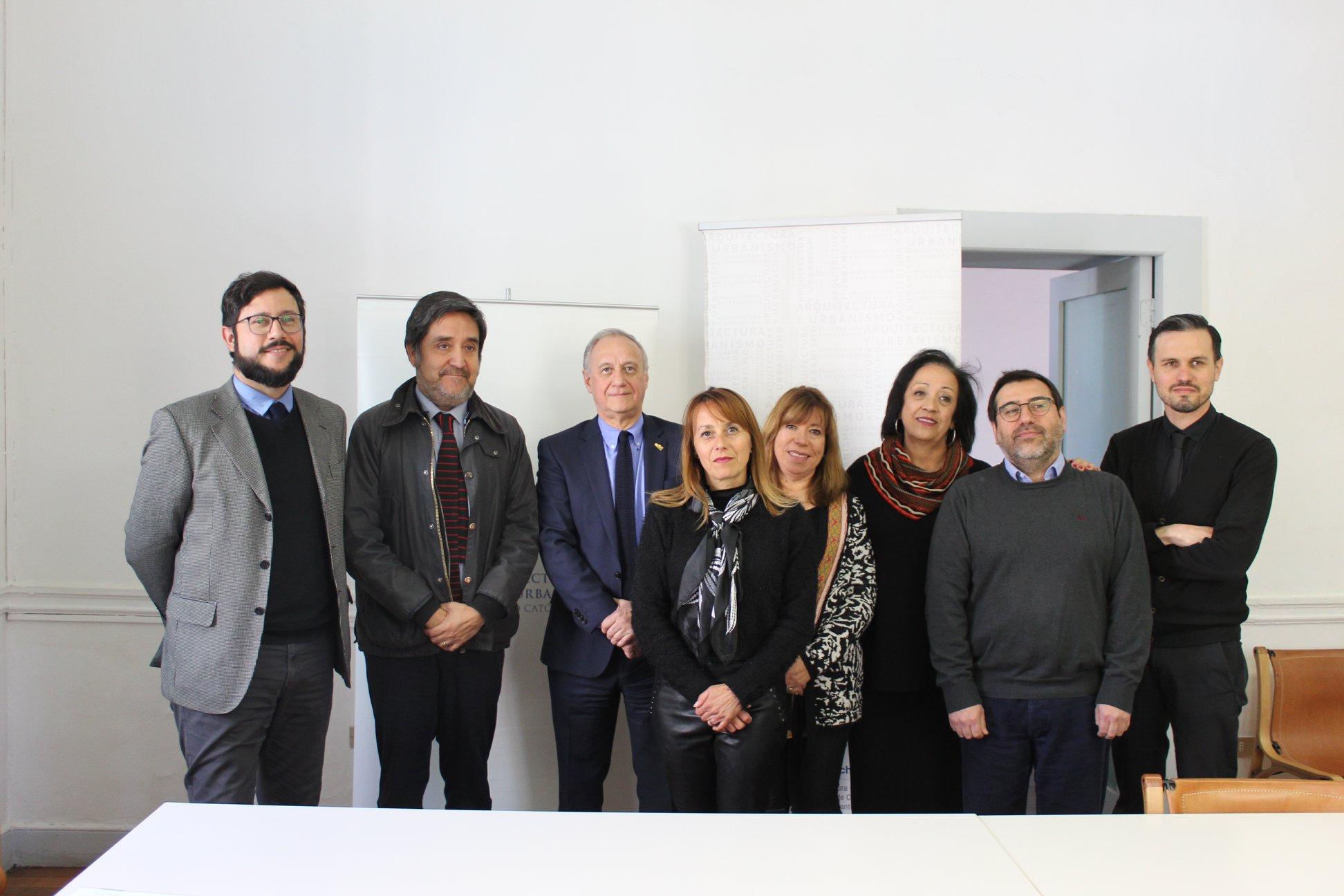 La ceremonia de firma del convenio estuvo encabezada por los Decanos de ambas Facultades.