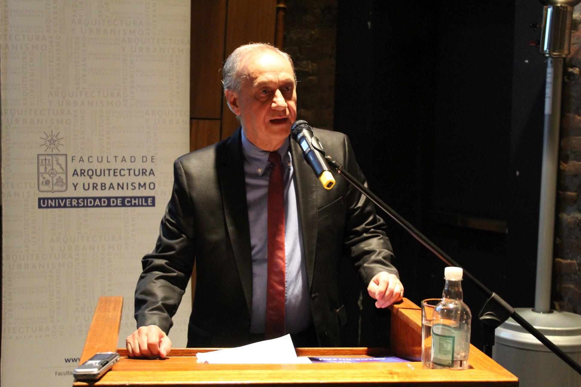 El Decano Manuel Amaya dio inicio a la ceremonia ante un auditorio que congregó a los 70 alumnos de los diferentes programas de Magíster, Doctorado y Diplomas que ofrece la Facultad.