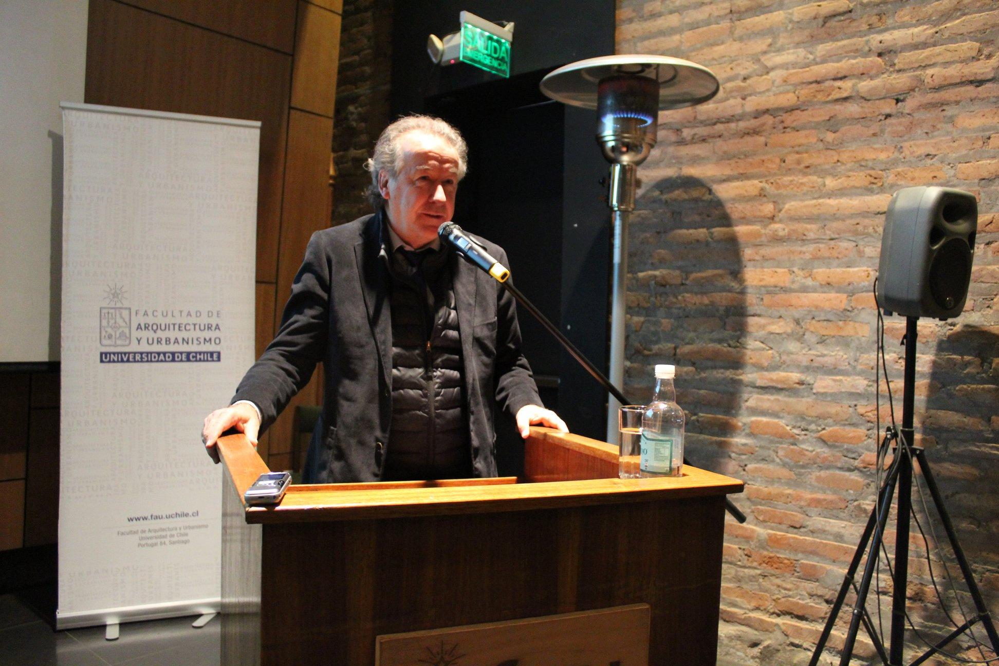 La necesidad de tender puentes entre diferentes ramas del conocimiento e impulsar el trabajo interdisciplinario es parte de lo que planteó el Decano Francisco Martínez, de la FCFM.