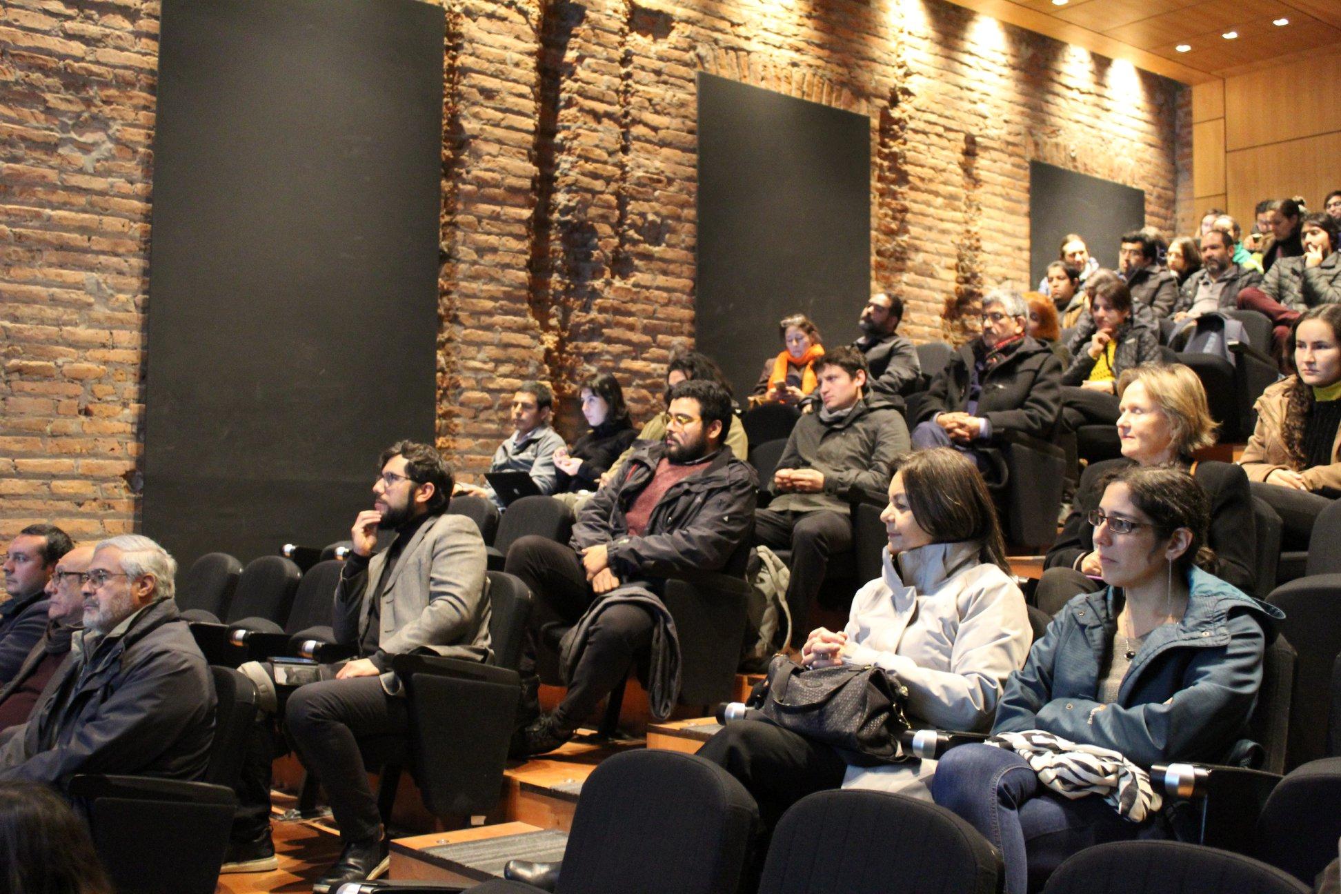 Alumnas y alumnos del Doctorado D_tes, de los magísteres en Hábitat Residencial, en Intervención del Patrimonio Arquitectónico, en DAPI, en Urbanismo y Geografía atendieron a la charla.