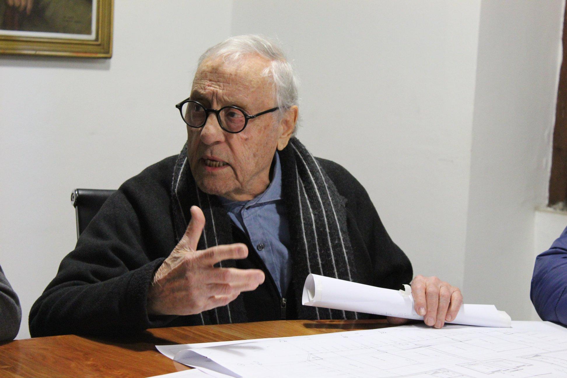 Hugo Gaggero, quien fue uno de los profesionales que participó en el maratónico proyecto UNCTAD III, se manifestó "muy contento porque encuentro muy lindo que la Facultad se haya acordado de nosotros"