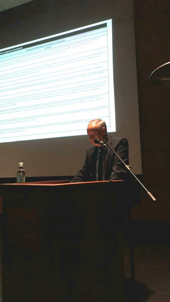 El Decano Amaya abrió el encuentro con un discurso sobre su preocupación por los impactos de las movilizaciones estudiantiles así como la voluntad de la actual administración por dar respuestas.
