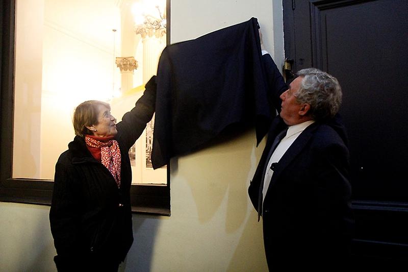 La ministra y el Rector descubrieron la placa que denomina al segundo piso del Salón de Honor como Salón de Imaginarios.