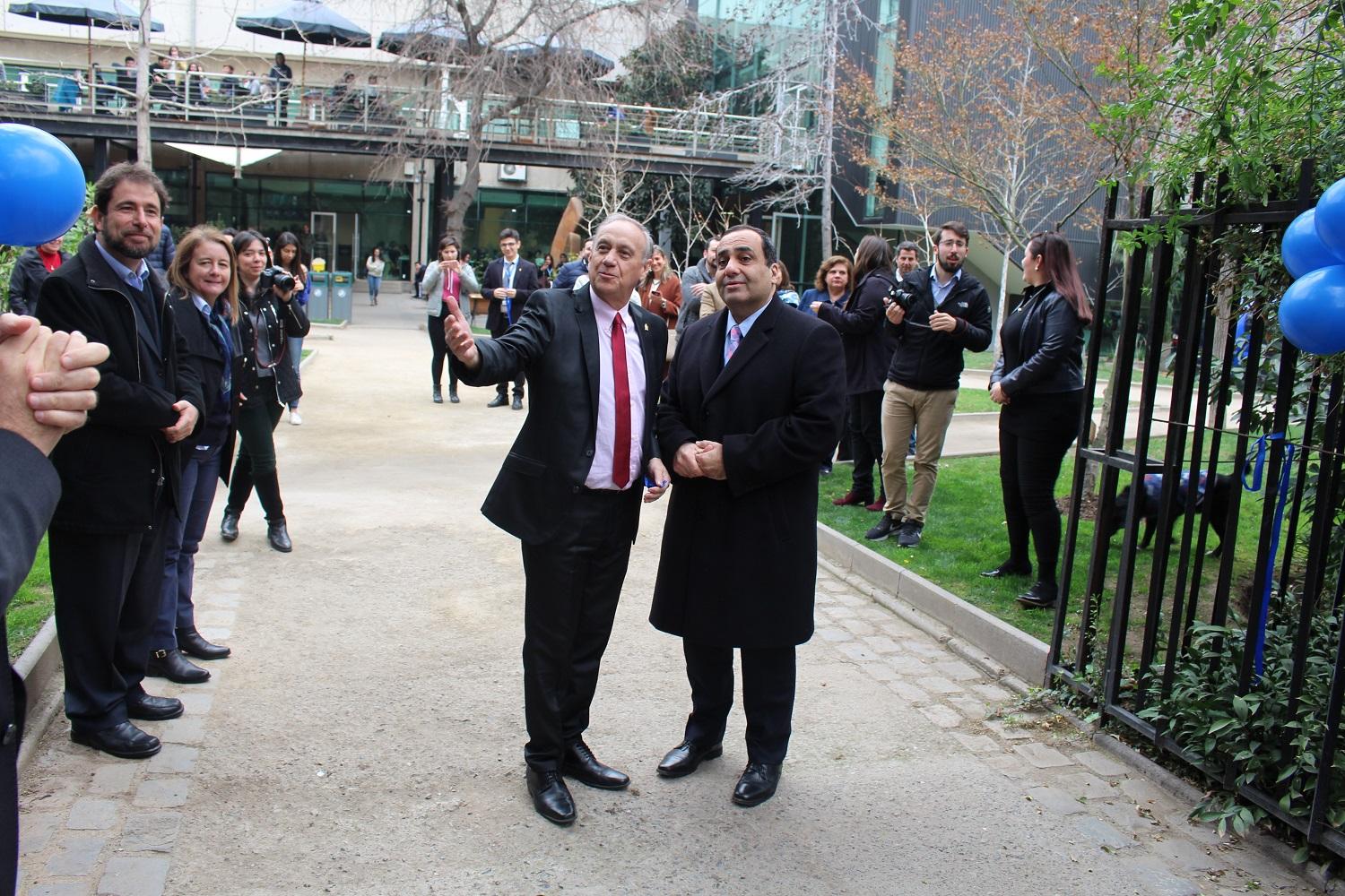 El Decano de FAU, Prof. Manuel Amaya, y el Decano (s) de FEN, Prof. Enrique Manzur en la apertura de la segunda puerta.