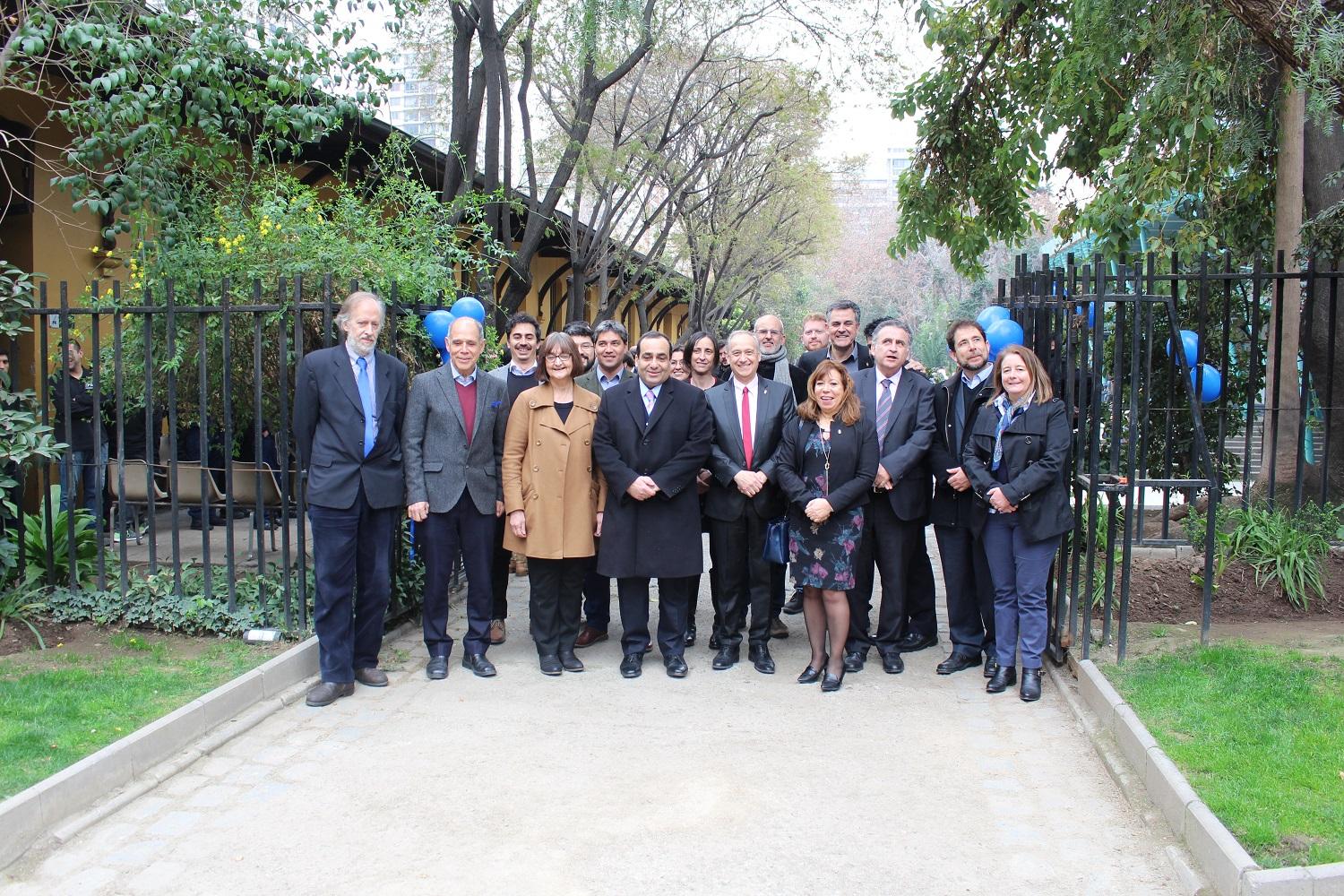 Autoridades del Campus Andrés Bello e invitados en la apertura de la segunda reja que permanecerá abierta en aras de integrar a las diferentes unidades que componen este campus.