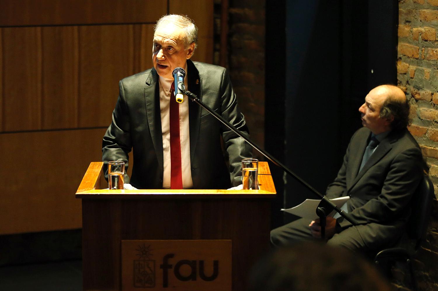 El acto comenzó con palabras de agradecimiento de la máxima autoridad FAU a toda la comunidad, por el "apoyo y la colaboración en este período de parte de todos los estamentos".