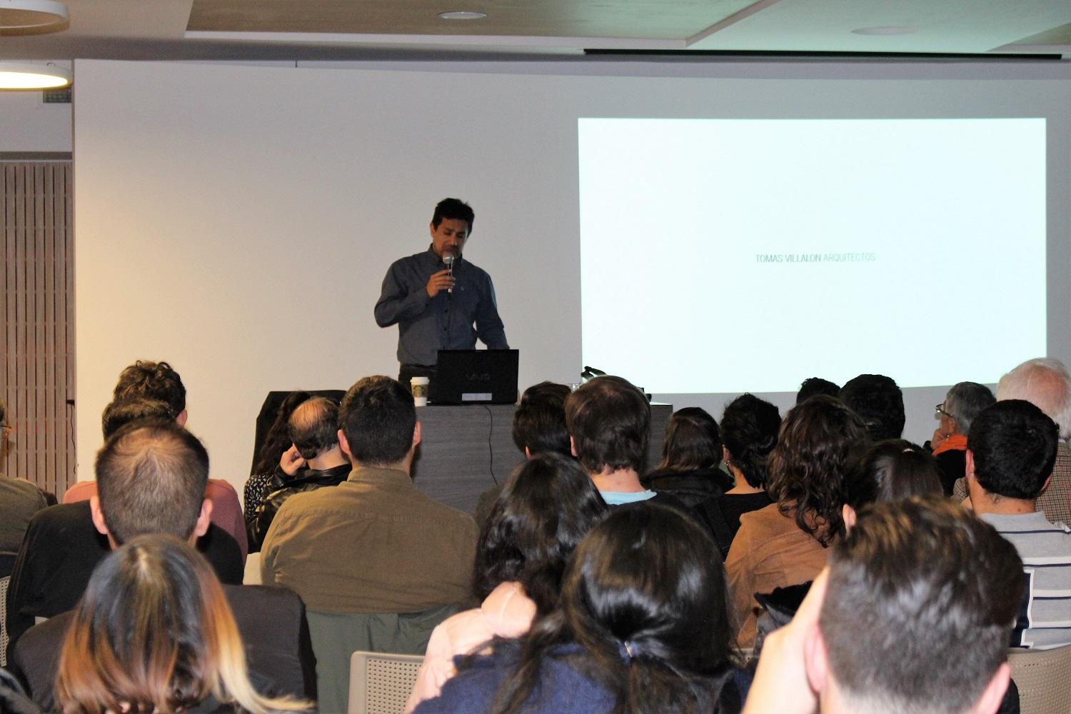 El reconocido arquitecto Tomás Villalón brindó una Charla Magistral en el ciclo MasterClass que realiza la FAU en conmemoración de sus 75 años.