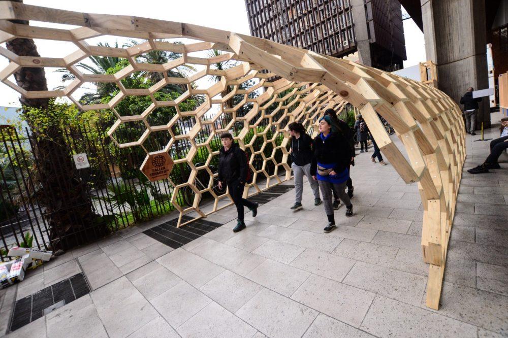 En el pasillo desde el Hall Central a la Plaza Oriente del GAM, se pudieron ver variados expositores de arte y diseño en madera, participantes de "Hecho en Chile, Hecho en Madera".