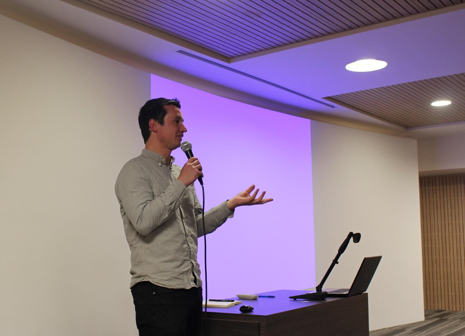 El arquitecto Domingo Arancibia se tituló en el año 2013 en la Facultad de Arquitectura y Urbanismo de la Universidad de Chile, actualmente es profesor de esta unidad.