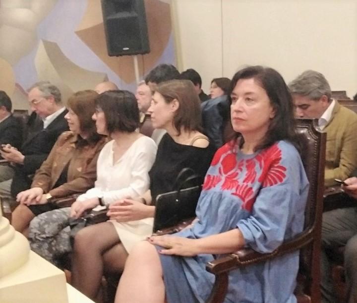 Los estudiantes recibieron su título en manos de cada profesor/a guía.