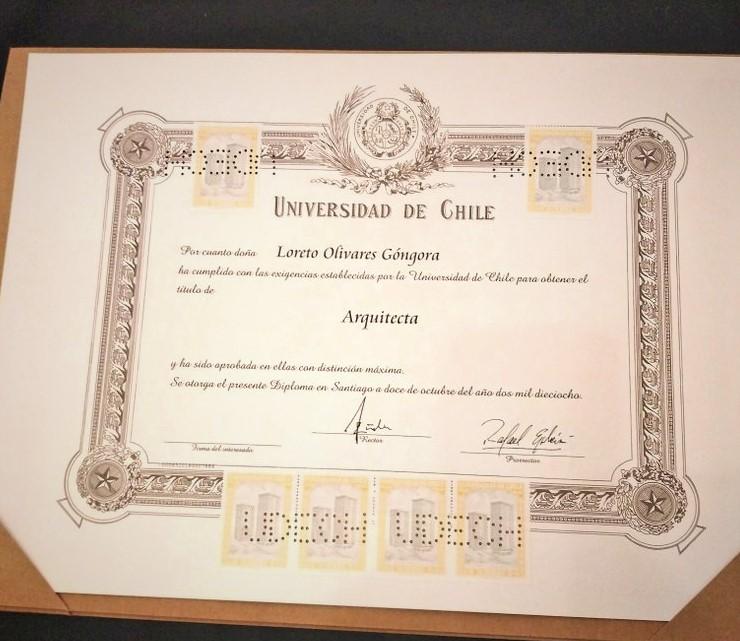 El esperado título que recibió cada uno de los estudiantes de la carrera de Arquitectura de la Facultad de Arquitectura y Urbanismo de la Universidad de Chile.