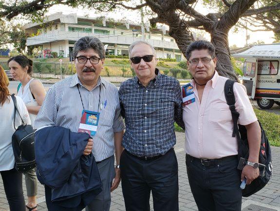 El Decano Atilio Taboada, U. Mayor de San Fco. Xavier de Chuquisaca-Bolivia; Decano Manuel Amaya de FAU-Chile; Director Depto. Arquitectura, Mario Ventura, de la U. Juan Misael Sarach-Bolivia.