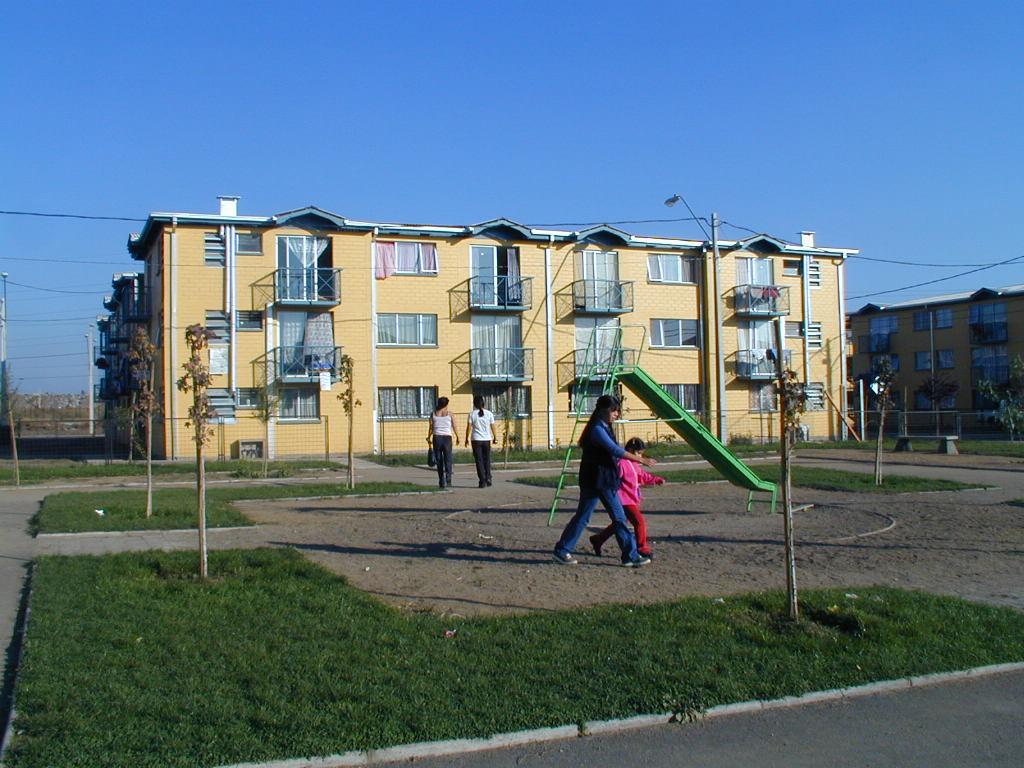 El propósito del proyecto de la Prof. Silva es comprender la discordancia existente entre el diseño de áreas y espacios comunes de condominios sociales y los modos de habitar reales de sus habitantes.