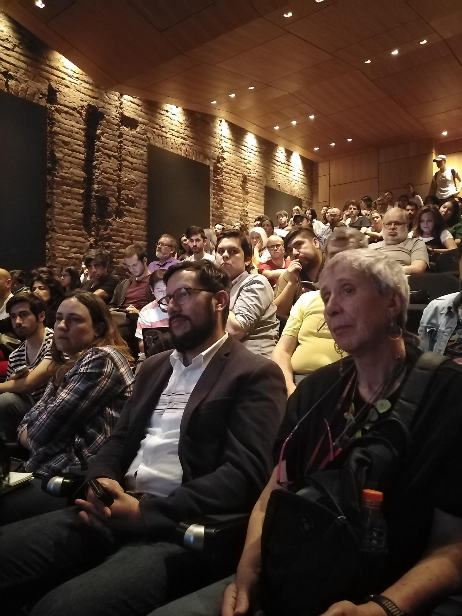 El auditorio se repletó de académicas, académicos, funcionarios, funcionarias y estudiantes. 