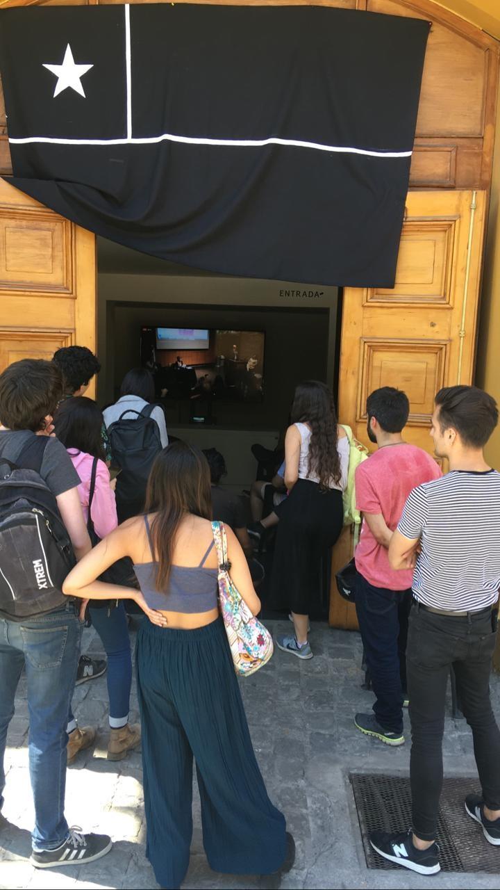 Se habilitó una pantalla en el hall del auditorio para que la gente que no cupo pudiera verlo vía streaming.