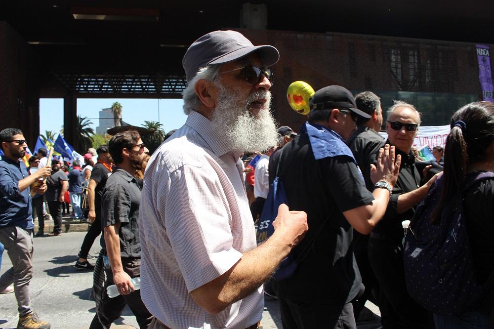 Participaron cerca de 200 personas entre estudiantes, docentes, funcionarios. En la imagen el Prof. Hugo Rivera el artista visual y académico del Departamento de Diseño.