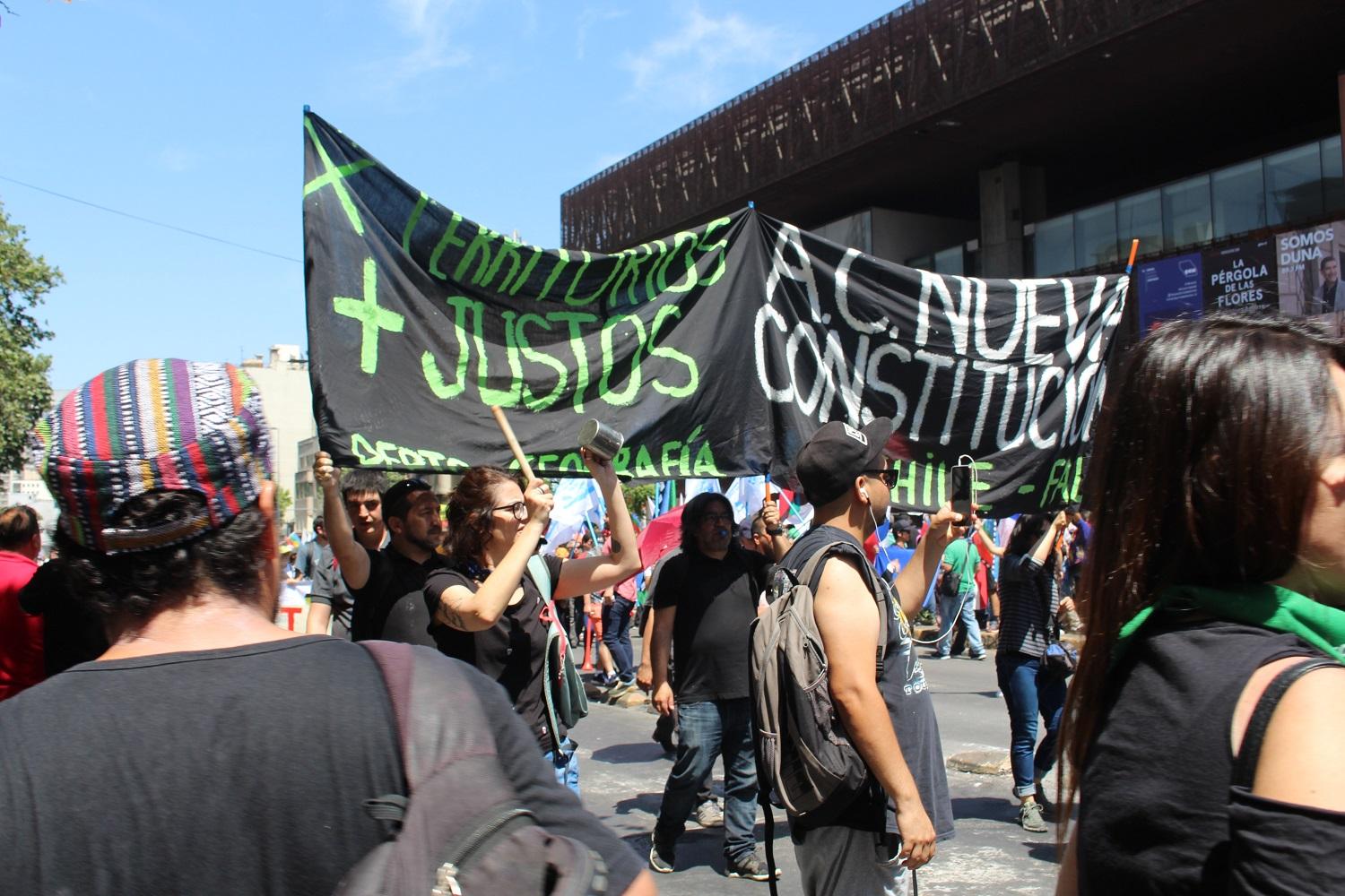 El Departamento de Geografía cerraba la columna de la comunidad Fau que marchó por la Alameda.