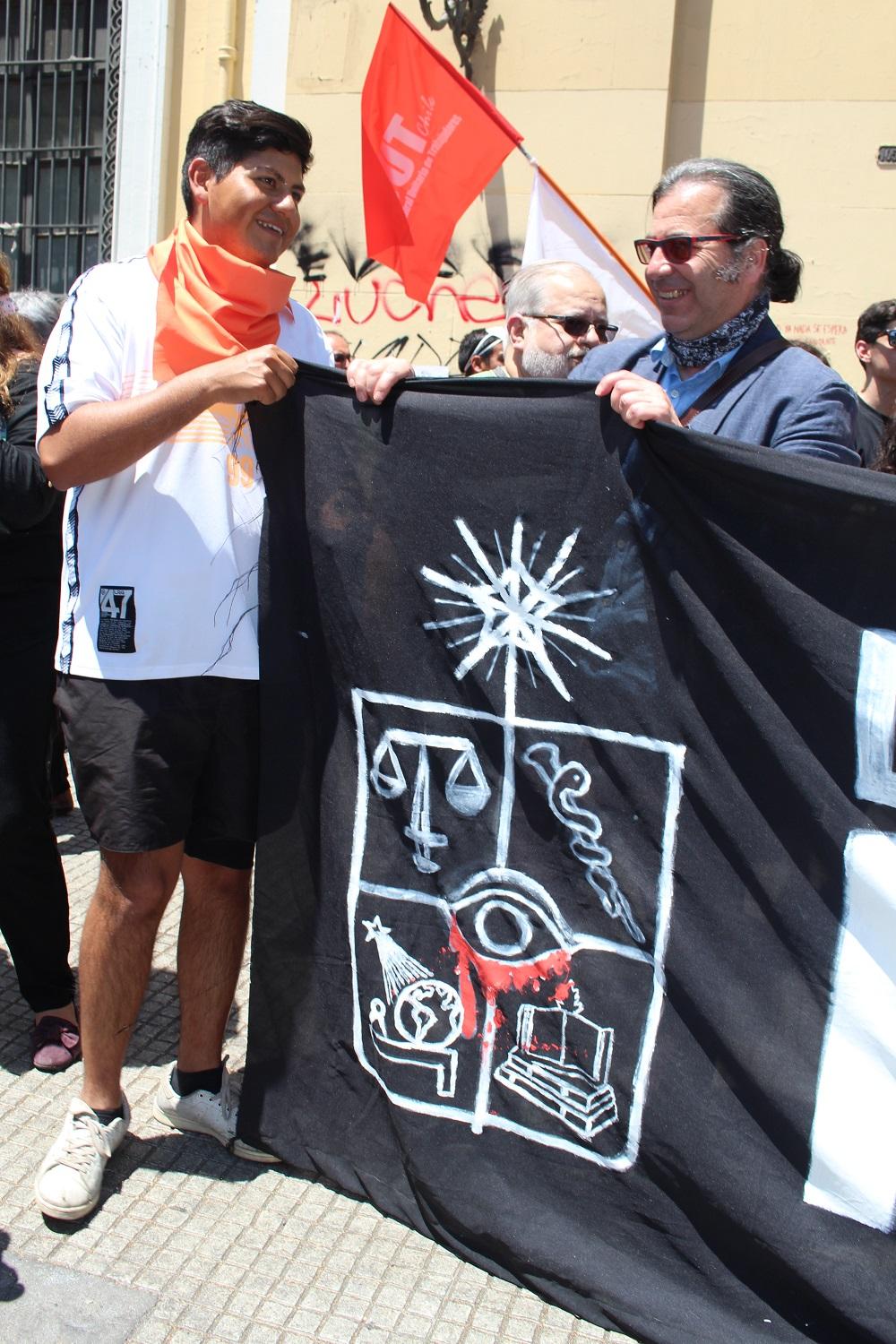 Los académicos, estudiantes y funcioanrios marcharon de manera conjunta siendo un hito para la Facultad de Arquitectura y Urbanismo.  