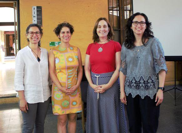 Las Profesoras Maisa Rojas, Valentina Durán y Anahí Urquiza, expositoras de este conversatorio junto a la Coordinadora del evento y académica Fau, Lorna Lares (primera a la izq.)