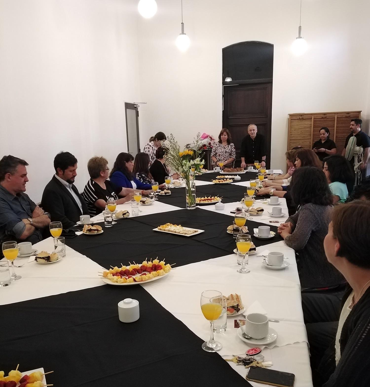 El Decano Manuel Amaya y la Vicedecana Carmen Paz Castro, encabezaron el homenaje y reconocimiento a las secretarias de la FAU.