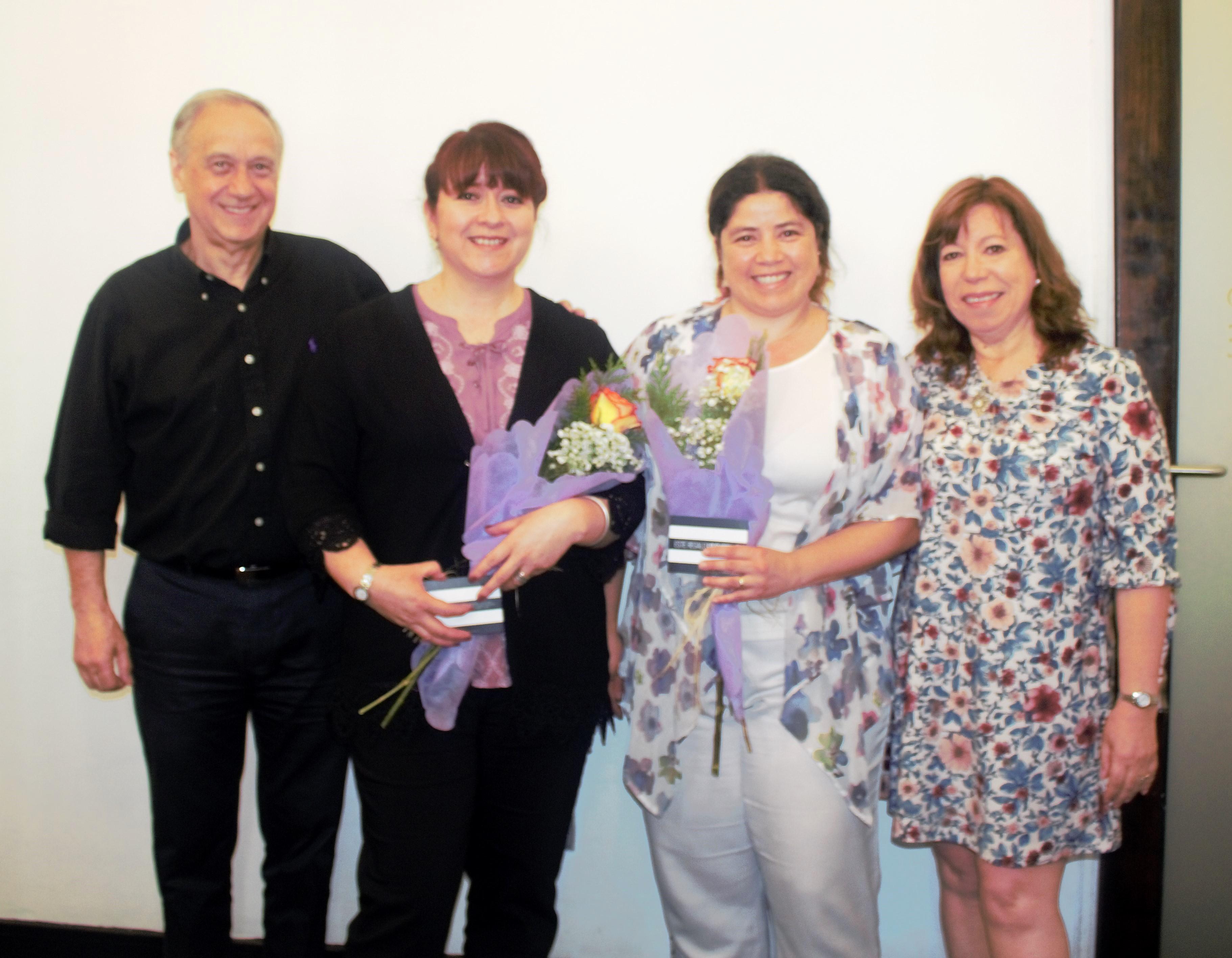 Las autoridades junto a las secretarias del Decanato, Valentina Espinoza y Carolina Botto.