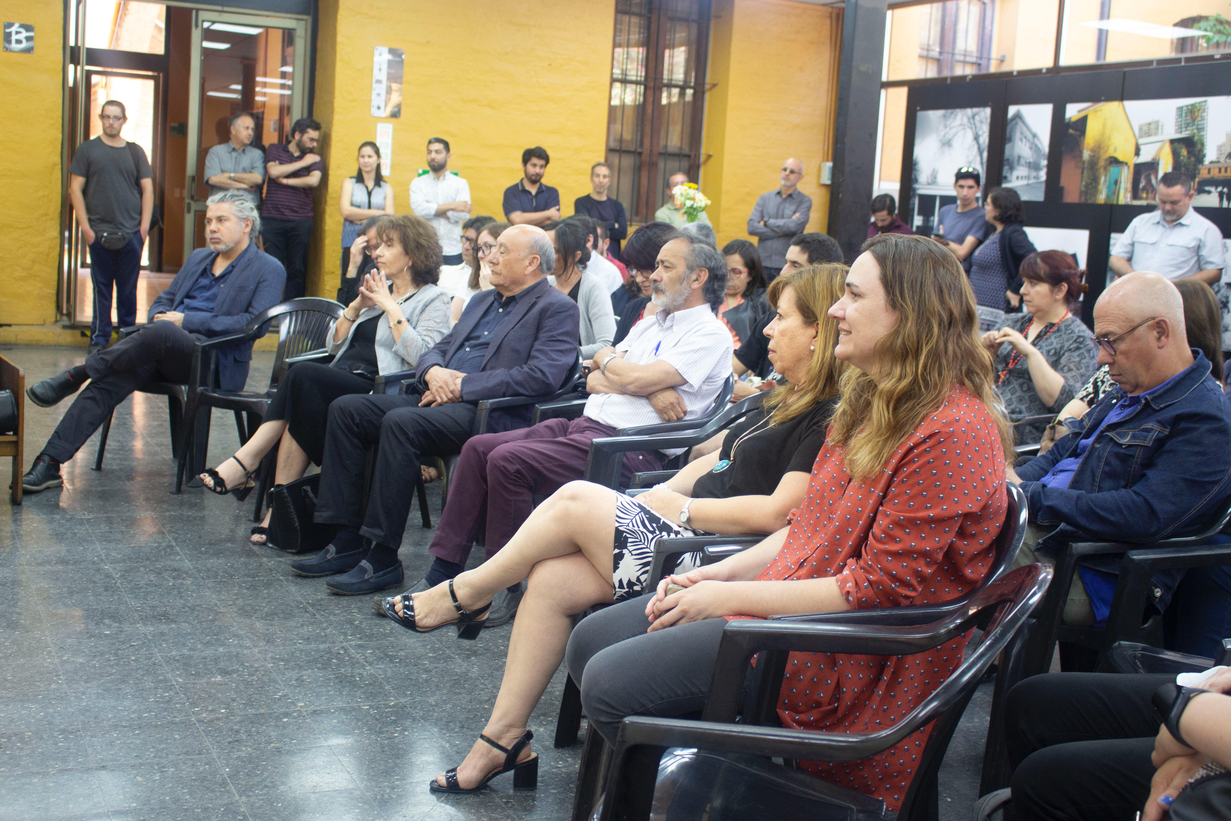 Se presentaron también el Diseñador Gráfico de la FAU, Jacob Bustamante, la secretaria de la DARI, Corina Sánchez y los estudiantes de Arquitectura, Sofia Montealegre y Maximiliano Varas.