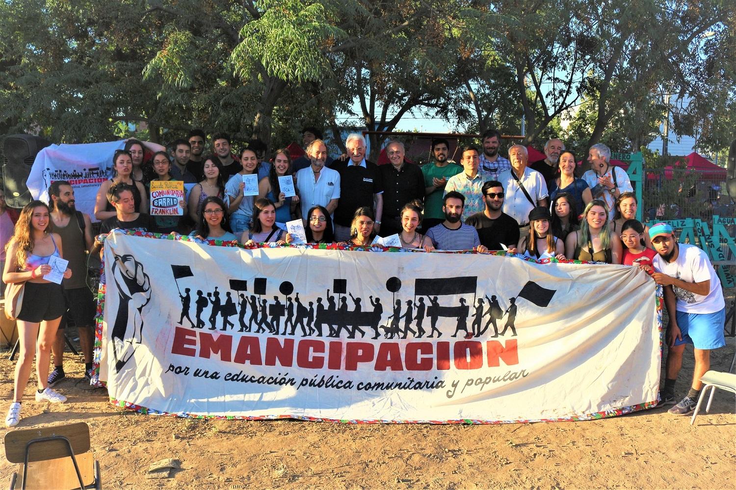 La ceremonia se realizó en la plaza pública de la Calle Placer del histórico Barrio Franklin de Santiago con la participación de las organizaciones sociales. 