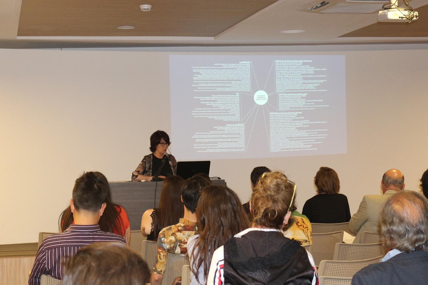 Cada conferencia fue dictada por un académico, académica, egresado o egresada de la FAU. En la imagen la Directora del Departamento de Arquitectura de la FAU, Prof. Pilar Barba. 