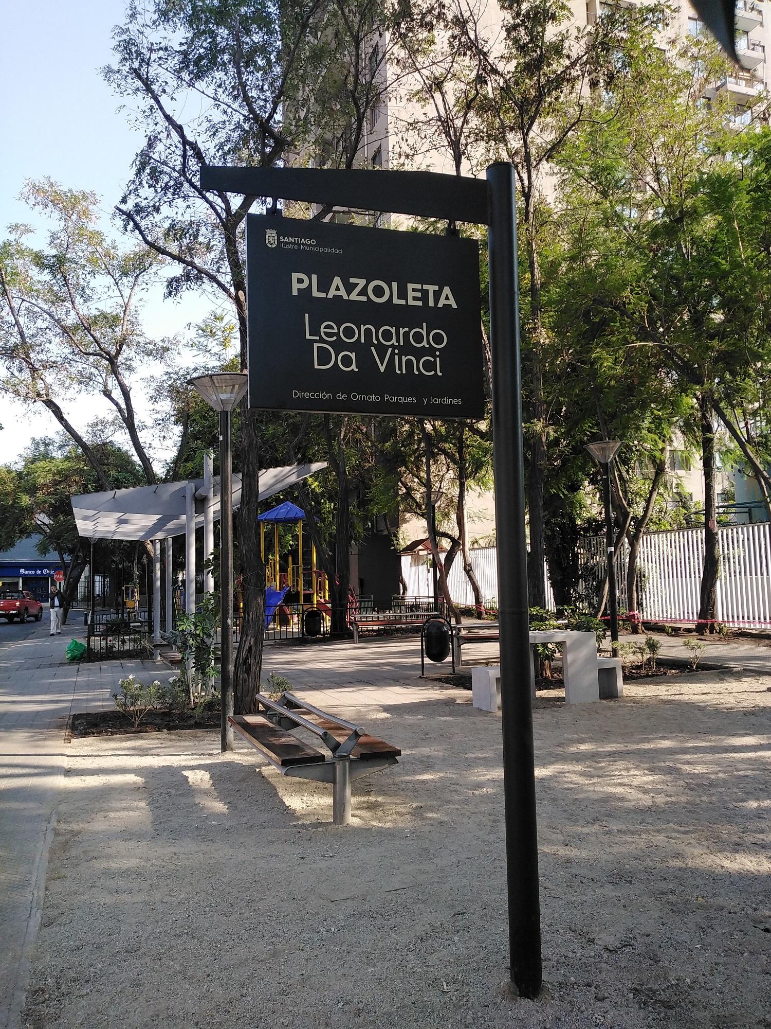La comunidad impulsó la iniciativa de rendir un homenaje a Leonardo da Vinci bautizando la plazoleta con su nombre. En este marco, la FAU propuso aportar con una escultura del destacado renacentista.