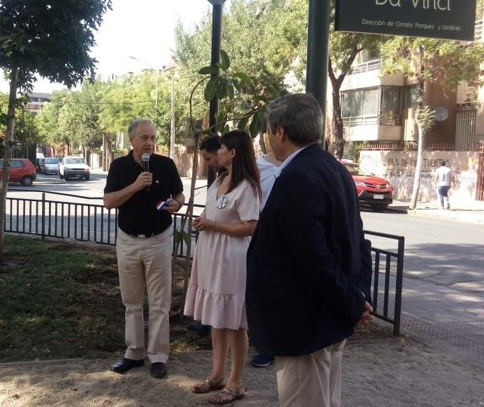 La Facultad de Arquitectura y Urbanismo de la Universidad de Chile realizó dos diseños de esculturas de Leonardo da Vinci para ser creadas e instaladas en la Plazoleta. 