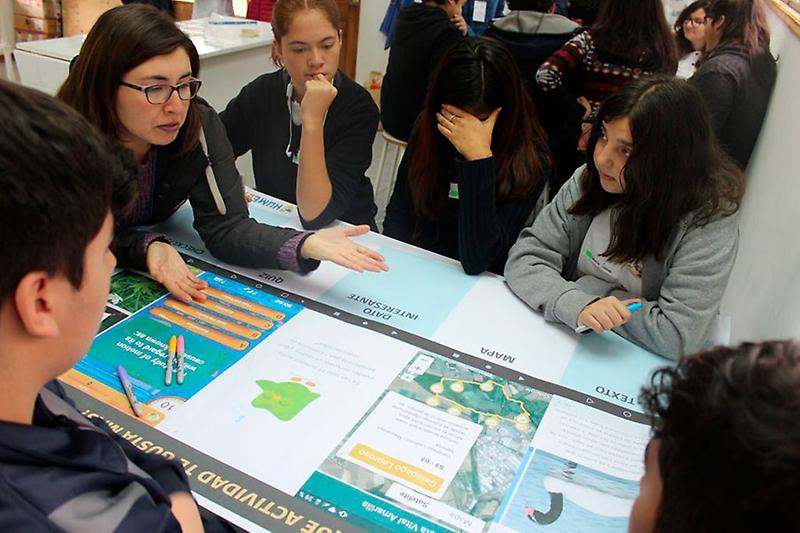 La aplicación -su usabilidad, secciones, diseño y colores- fue elaborada durante el 2019 por el equipo de HumeLab, junto a docentes y estudiantes de colegios de Algarrobo y Pichilemu.