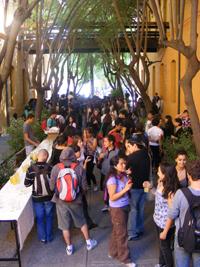 Entrega de la Agenda FECH 2011 en escalera de piedra de nuestra Facultad.