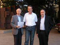 Hugo Romero, Director de la Escuela de Postgrado; Yves Jean, Decano de la Facultad de Ciencias Sociales de la Universidad de Poitiers; Profesor Leopoldo Prat, Decano FAU