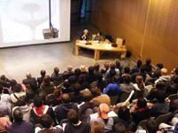 La clase magistral fue realizada en el auditorio de la FADEU, PUC