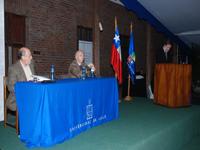 Decano FAU, profesor Leopoldo Prat dirigiendo su discurso a los graduados