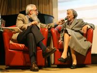 Profesor Hugo Rivera, junto a la artista Matilde Pérez. Fotografía por Constanza Figueroa