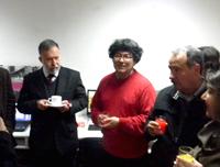 Profesor Leopoldo Prat, Decano FAU, en conjunto con Diego Vallejos. Director de Asuntos Estudiantiles, y funcionaros.