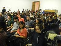 La conferencia reunión a una gran convocatoria, entre ellos estudiantes y académicos.