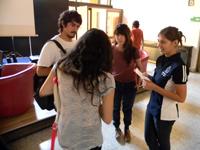 Los monitores se encuentran en el Hall de Biblioteca FAU, aclarando toda duda relacionada con el proceso de postulación